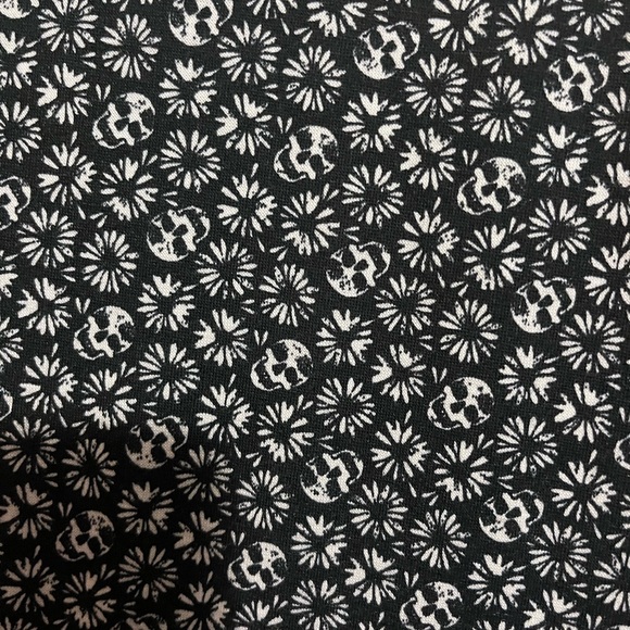 Black skull and Daisy dress - Picture 2 of 4